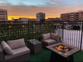 McCormick Place beautiful 3br-2b that sleeps 8 guests with Patio, skyline view, Optional Parking and Gym access